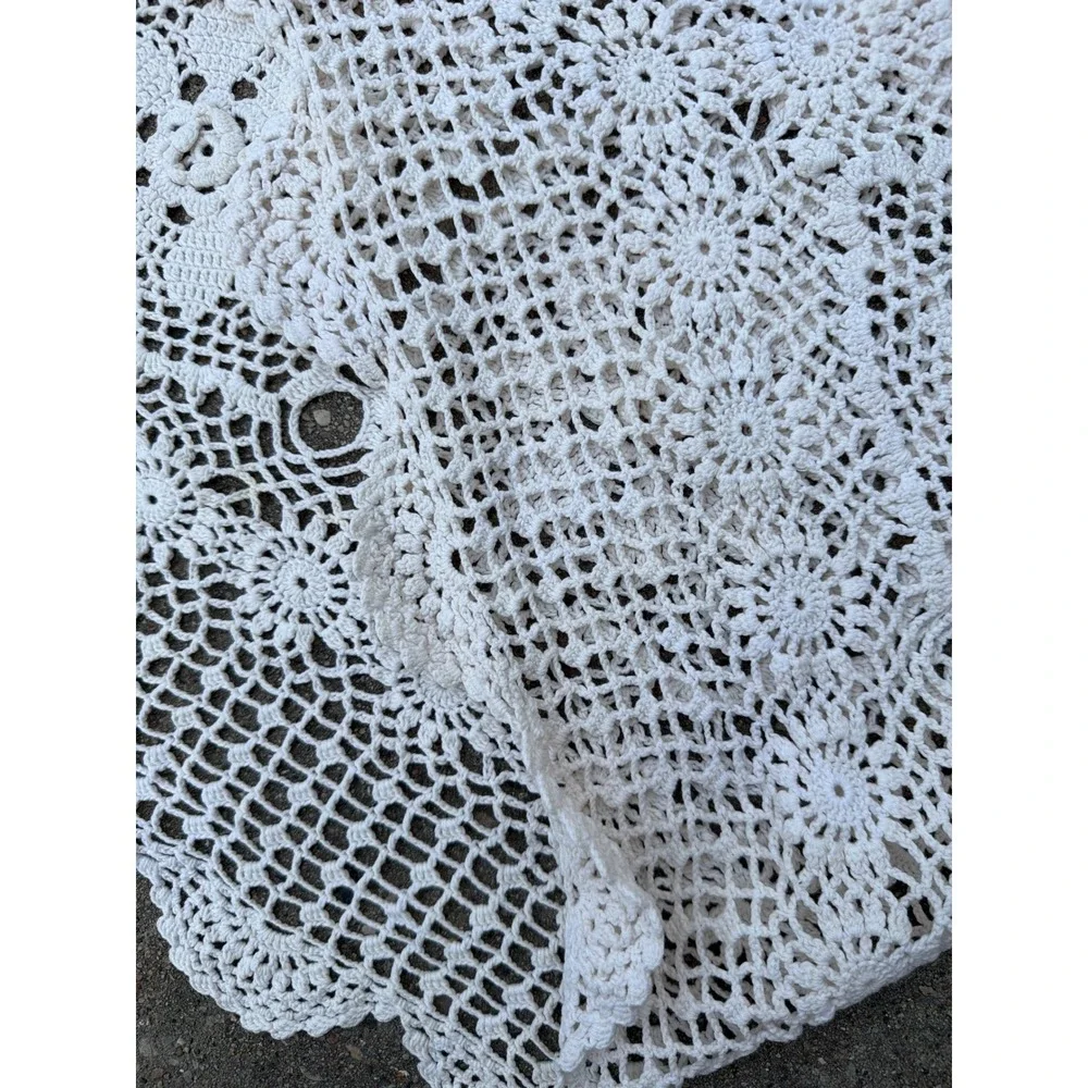 Vintage Handmade Crochet Lace Tablecloth Floral Medallion Cream Scalloped Edge